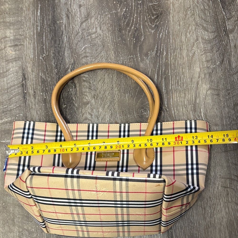 🔥Sold 🔥Burberry Beige and Black Checkered Tote - Picture 16 of 16